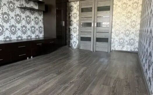 3 комн квартира Строителей 5, 4/6,1990 г- 18600000 т