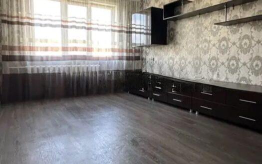 3 комн квартира Строителей 5, 4/6,1990 г- 18600000 т