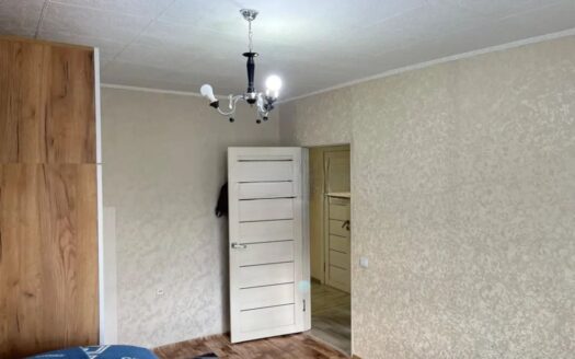 4х комнатная квартира Боровской 61, 3/5 эт, 80 квм,, 1985 гп,цена 19500 000,