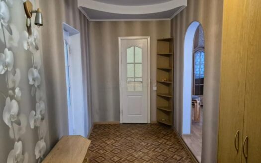 3-ком Кенесары 25 4/6 , 78,6 кв м, 1988 г-23600000 торг