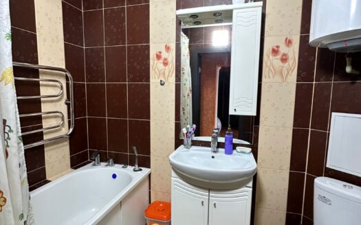 2-ком Кудайбердиева 72 3/5, 50 кв м, 1981 г- 18600000 т